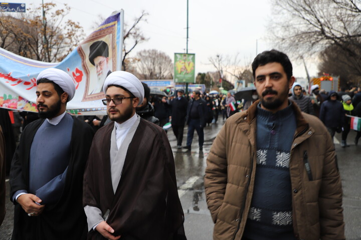 تصاویر/ خروش مردم انقلابی در راهپیمایی یوم الله ۲۲ بهمن ماه در تبریز