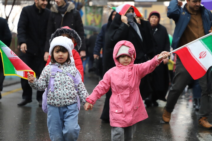 تصاویر/ خروش مردم انقلابی در راهپیمایی یوم الله ۲۲ بهمن ماه در تبریز