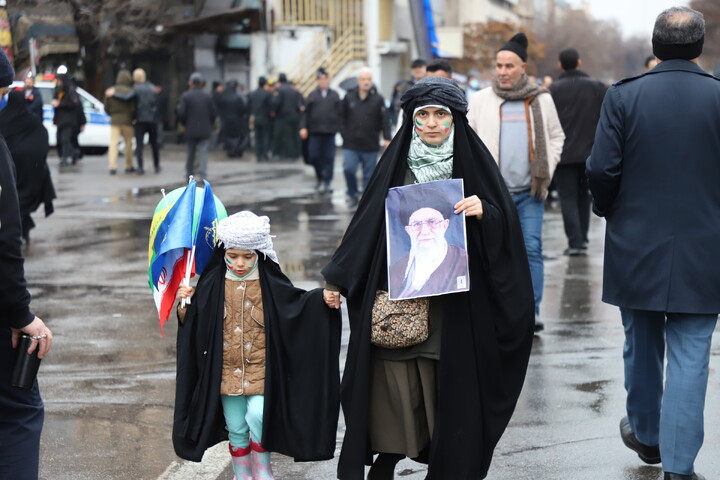 تصاویر/ خروش مردم انقلابی در راهپیمایی یوم الله ۲۲ بهمن ماه در تبریز