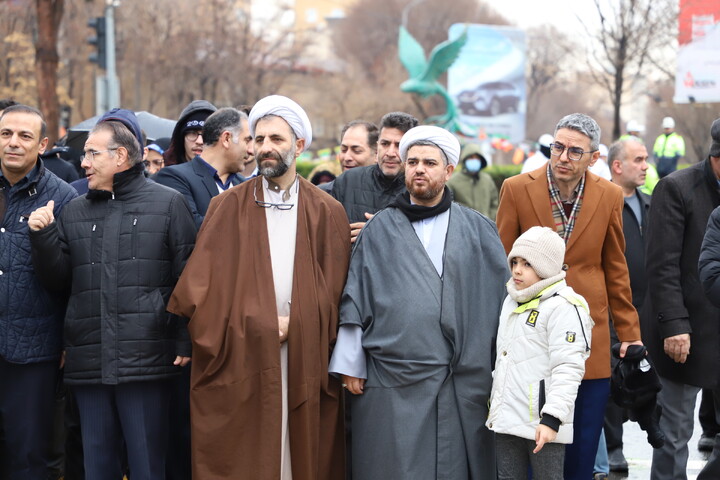 تصاویر/ خروش مردم انقلابی در راهپیمایی یوم الله ۲۲ بهمن ماه در تبریز