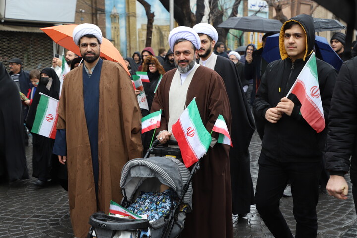 تصاویر/ خروش مردم انقلابی در راهپیمایی یوم الله ۲۲ بهمن ماه در تبریز