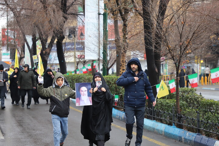 تصاویر/ خروش مردم انقلابی در راهپیمایی یوم الله ۲۲ بهمن ماه در تبریز