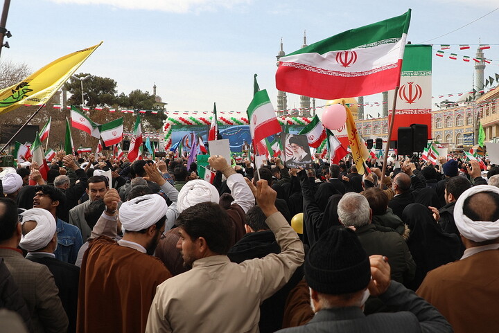 تصاویر/ راهپیمایی  پر شور مردم قم در روز ۲۲ بهمن