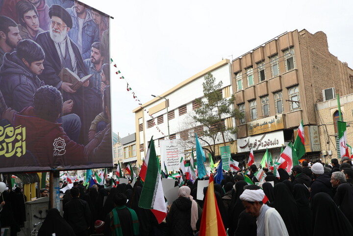 تصاویر/ راهپیمایی  پر شور مردم قم در روز ۲۲ بهمن