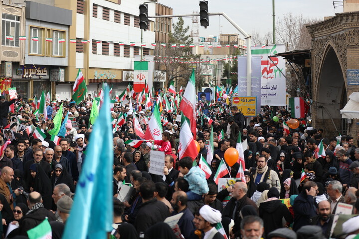 تصاویر/ راهپیمایی  پر شور مردم قم در روز ۲۲ بهمن