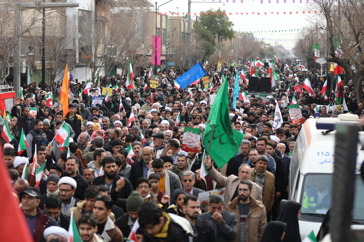 تصاویر/ راهپیمایی  پر شور مردم قم در روز ۲۲ بهمن