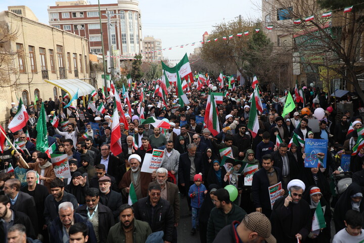 تصاویر/ راهپیمایی  پر شور مردم قم در روز ۲۲ بهمن