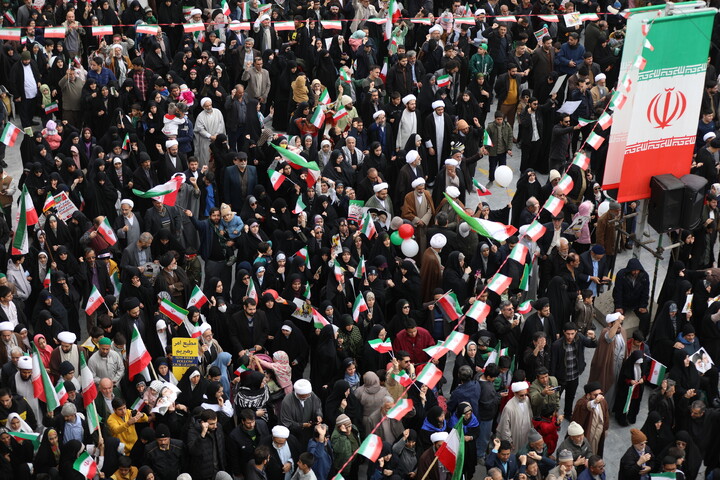 تصاویر/ راهپیمایی  پر شور مردم قم در روز ۲۲ بهمن