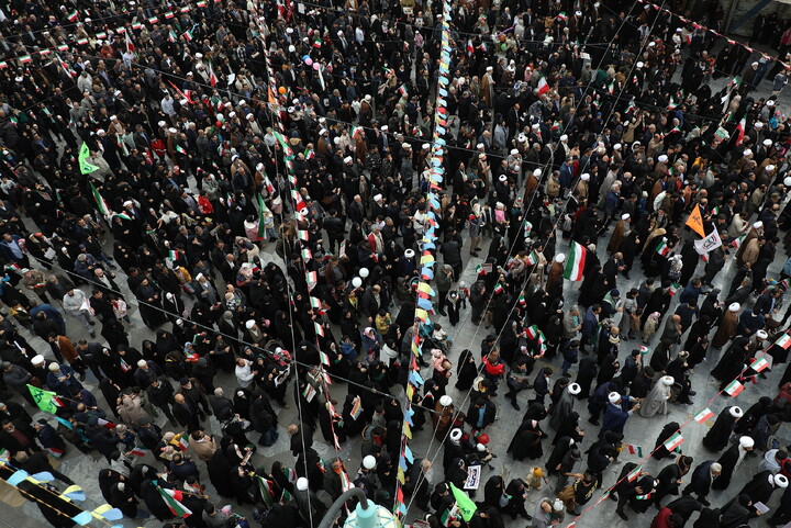 تصاویر/ راهپیمایی  پر شور مردم قم در روز ۲۲ بهمن