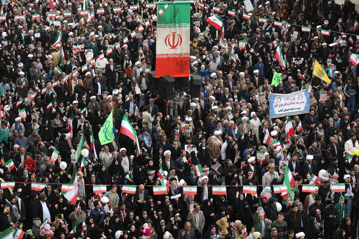 تصاویر/ راهپیمایی  پر شور مردم قم در روز ۲۲ بهمن