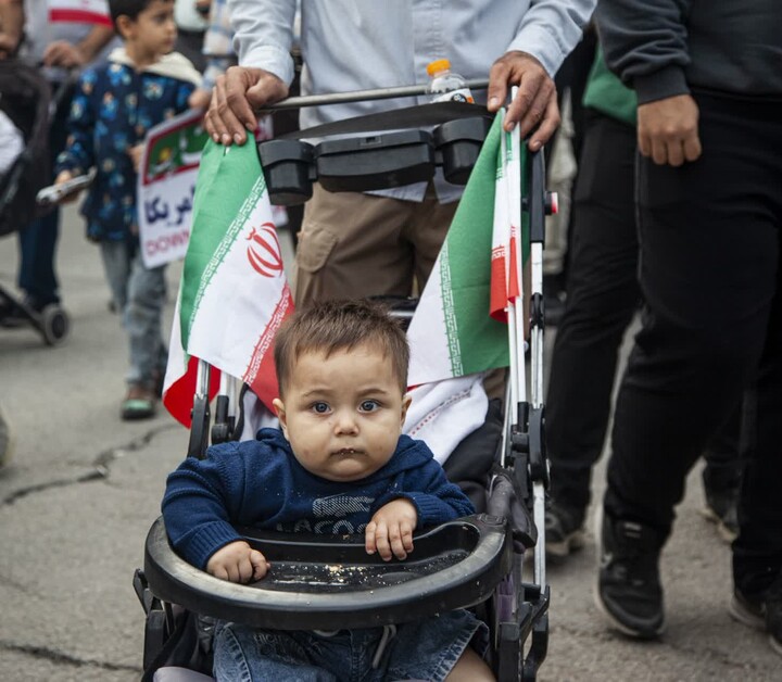 تصاویر/ نسل آینده بوشهر در قاب راهپیمایی ۲۲ بهمن