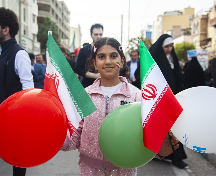 تصاویر/ نسل آینده بوشهر در قاب راهپیمایی ۲۲ بهمن