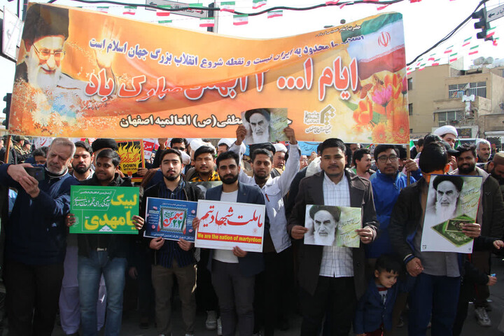 تصاویر |حضور پرشور و دسته جمعی طلاب، اساتید و کارکنان جامعه المصطفی العالمیه نمایندگی اصفهان در راهپیمایی 22 بهمن