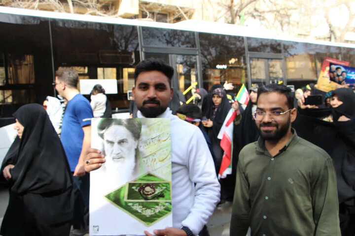 تصاویر |حضور پرشور و دسته جمعی طلاب، اساتید و کارکنان جامعه المصطفی العالمیه نمایندگی اصفهان در راهپیمایی 22 بهمن