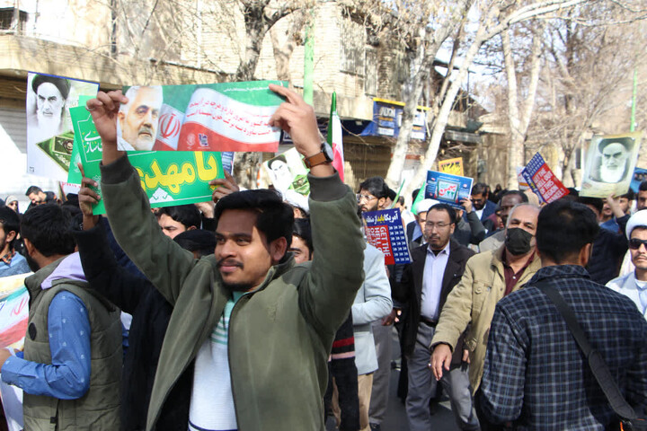 تصاویر |حضور پرشور و دسته جمعی طلاب، اساتید و کارکنان جامعه المصطفی العالمیه نمایندگی اصفهان در راهپیمایی 22 بهمن
