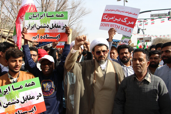 تصاویر |حضور پرشور و دسته جمعی طلاب، اساتید و کارکنان جامعه المصطفی العالمیه نمایندگی اصفهان در راهپیمایی 22 بهمن