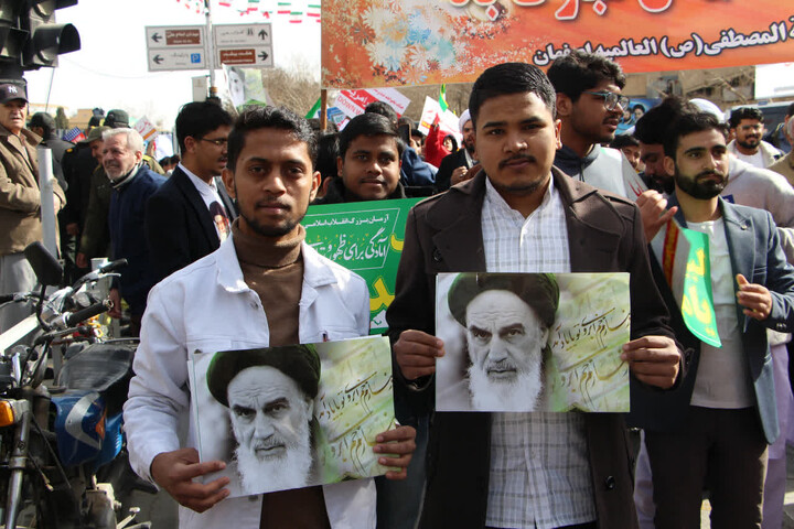 تصاویر |حضور پرشور و دسته جمعی طلاب، اساتید و کارکنان جامعه المصطفی العالمیه نمایندگی اصفهان در راهپیمایی 22 بهمن