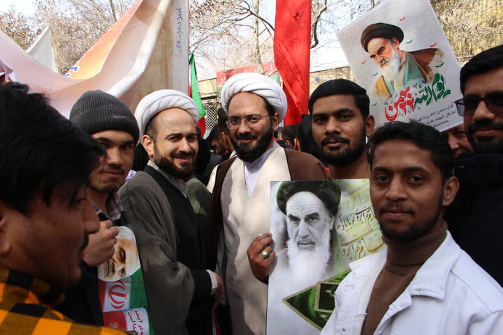 تصاویر |حضور پرشور و دسته جمعی طلاب، اساتید و کارکنان جامعه المصطفی العالمیه نمایندگی اصفهان در راهپیمایی 22 بهمن