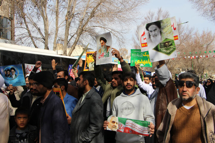 تصاویر |حضور پرشور و دسته جمعی طلاب، اساتید و کارکنان جامعه المصطفی العالمیه نمایندگی اصفهان در راهپیمایی 22 بهمن