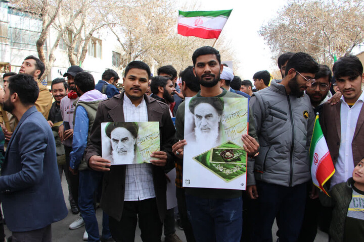 تصاویر |حضور پرشور و دسته جمعی طلاب، اساتید و کارکنان جامعه المصطفی العالمیه نمایندگی اصفهان در راهپیمایی 22 بهمن