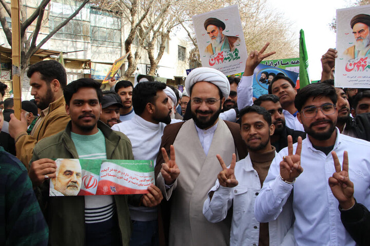 تصاویر |حضور پرشور و دسته جمعی طلاب، اساتید و کارکنان جامعه المصطفی العالمیه نمایندگی اصفهان در راهپیمایی 22 بهمن