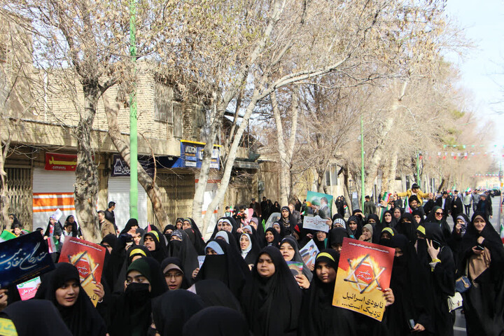 تصاویر |حضور پرشور و دسته جمعی طلاب، اساتید و کارکنان جامعه المصطفی العالمیه نمایندگی اصفهان در راهپیمایی 22 بهمن
