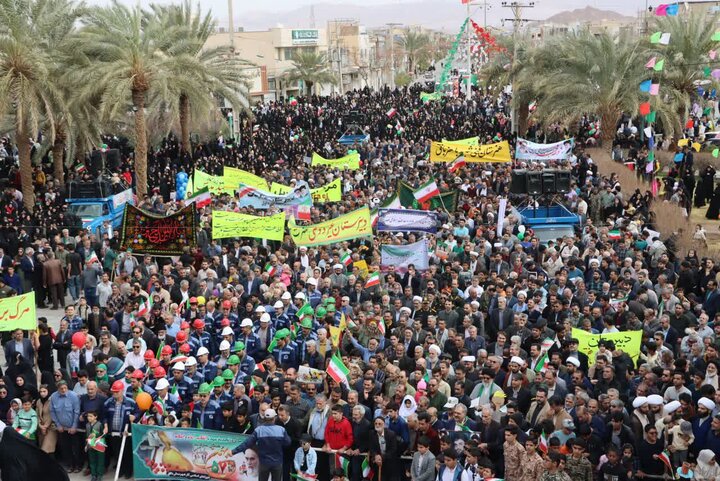 تصاویر/ تجلی همبستگی و وفاداری و اعلام بیعت با ولایت در راهپیمایی ۲۲ بهمن شهرستان بافق