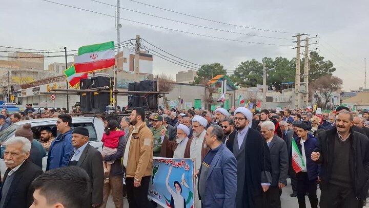 تصاویر / حضور مردم شهرستان آبیک در راهپیمایی یوم  الله 22 بهمن