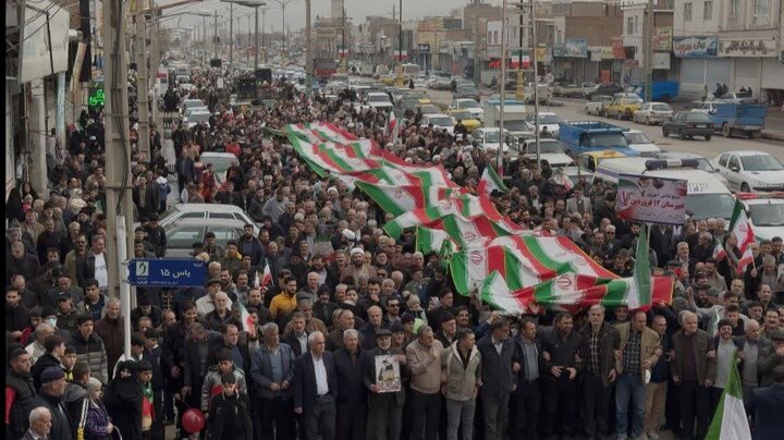 تصاویر / حضور مردم شهر اقبالیه قزوین ،محمدیه ومهرگان در مراسم راهپیمایی یوم الله 22 بهمن