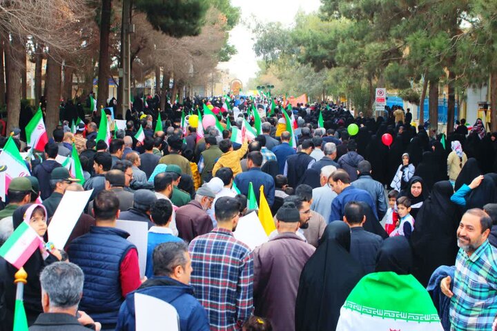 تصاویر/ حضور حماسی مردم اردکان در راهپیمایی یوم الله ٢٢ بهمن