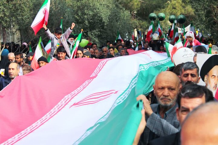 تصاویر/ حضور حماسی مردم اردکان در راهپیمایی یوم الله ٢٢ بهمن