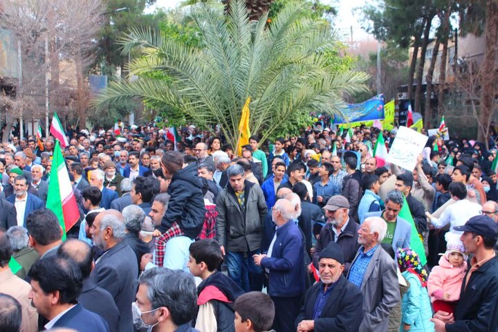 تصاویر/ حضور حماسی مردم اردکان در راهپیمایی یوم الله ٢٢ بهمن