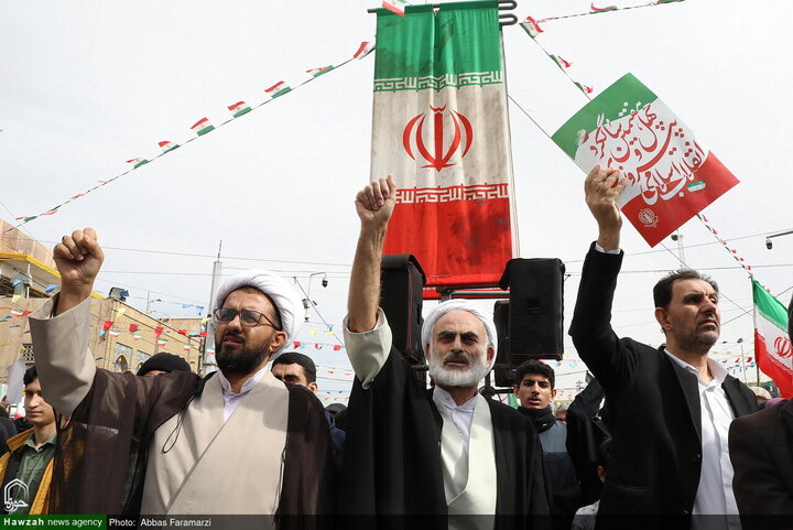 Photos/Qom Déferle dans les Rues : Le 22 Bahman, un Défi aux Ennemis et une Célébration de l’Unité Nationale