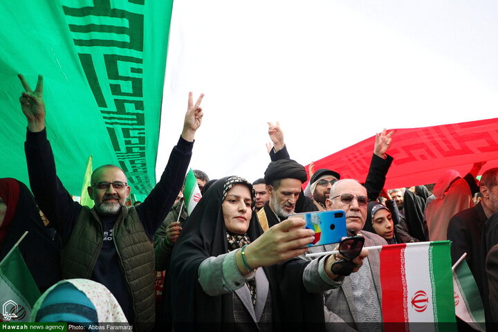 Photos/Qom Déferle dans les Rues : Le 22 Bahman, un Défi aux Ennemis et une Célébration de l’Unité Nationale