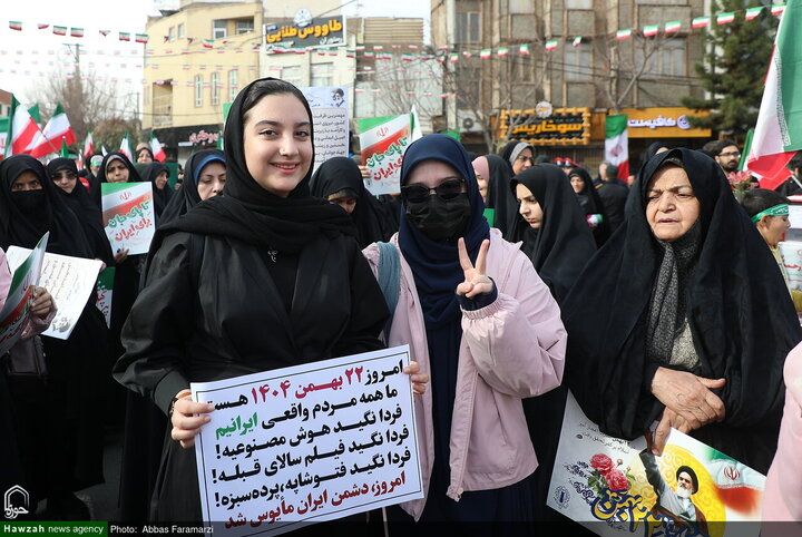 Photos/Qom Déferle dans les Rues : Le 22 Bahman, un Défi aux Ennemis et une Célébration de l’Unité Nationale