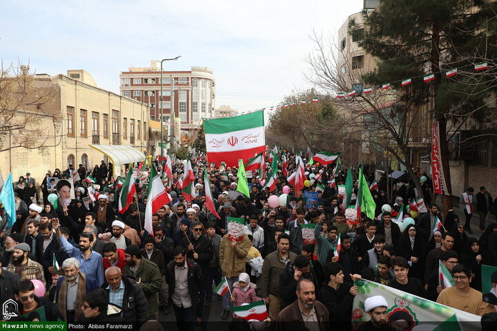 Photos/Qom Déferle dans les Rues : Le 22 Bahman, un Défi aux Ennemis et une Célébration de l’Unité Nationale