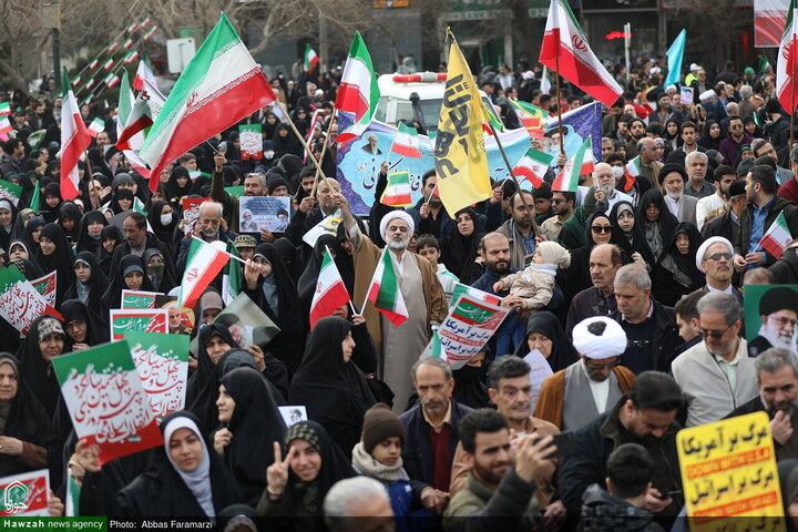 Photos/Qom Déferle dans les Rues : Le 22 Bahman, un Défi aux Ennemis et une Célébration de l’Unité Nationale