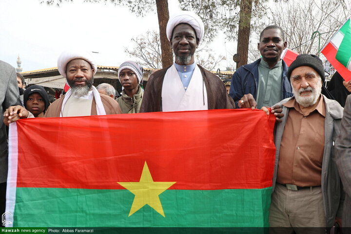 Photos/Qom Déferle dans les Rues : Le 22 Bahman, un Défi aux Ennemis et une Célébration de l’Unité Nationale