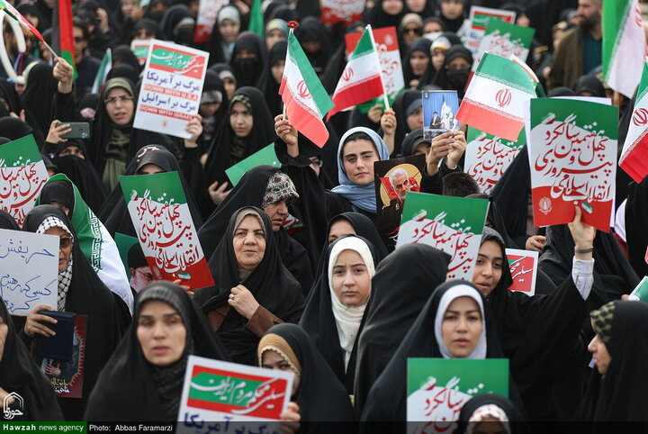 Photos/Qom Déferle dans les Rues : Le 22 Bahman, un Défi aux Ennemis et une Célébration de l’Unité Nationale