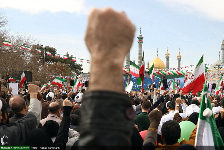 Photos/Qom Déferle dans les Rues : Le 22 Bahman, un Défi aux Ennemis et une Célébration de l’Unité Nationale