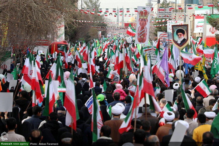 Photos/Qom Déferle dans les Rues : Le 22 Bahman, un Défi aux Ennemis et une Célébration de l’Unité Nationale