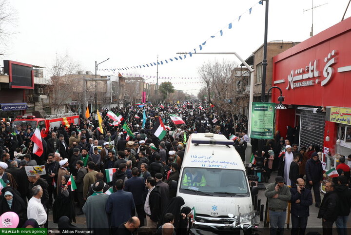 Photos/Qom Déferle dans les Rues : Le 22 Bahman, un Défi aux Ennemis et une Célébration de l’Unité Nationale
