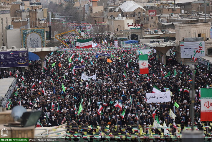 Photos/Qom Déferle dans les Rues : Le 22 Bahman, un Défi aux Ennemis et une Célébration de l’Unité Nationale