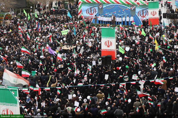 Photos/Qom Déferle dans les Rues : Le 22 Bahman, un Défi aux Ennemis et une Célébration de l’Unité Nationale