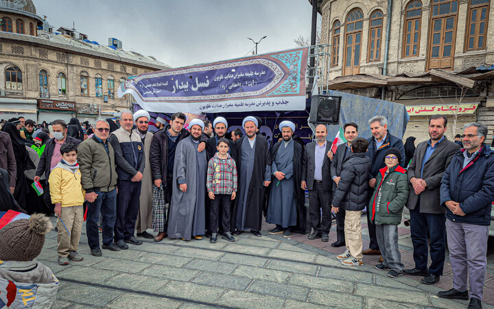 تصاویر/برپایی غرفه نسل بیدار به همت مدرسه علمیه سفیران هدایت علویون هدایت در میدان امام خمینی همدان