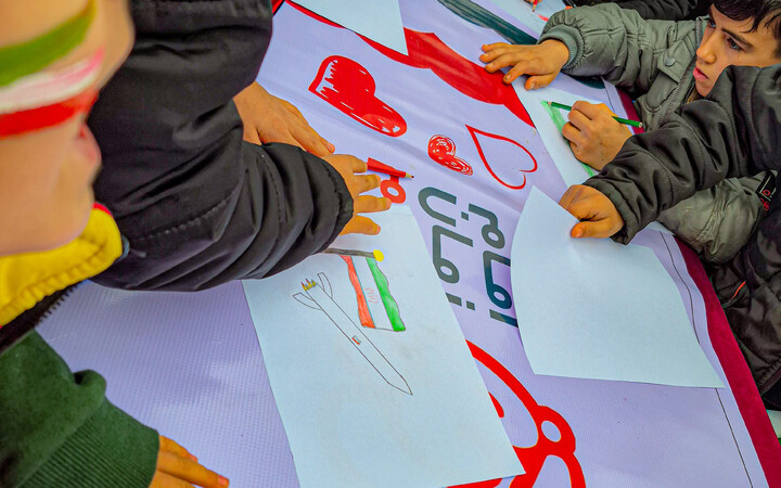 تصاویر/برپایی غرفه نسل بیدار به همت مدرسه علمیه سفیران هدایت علویون هدایت در میدان امام خمینی همدان