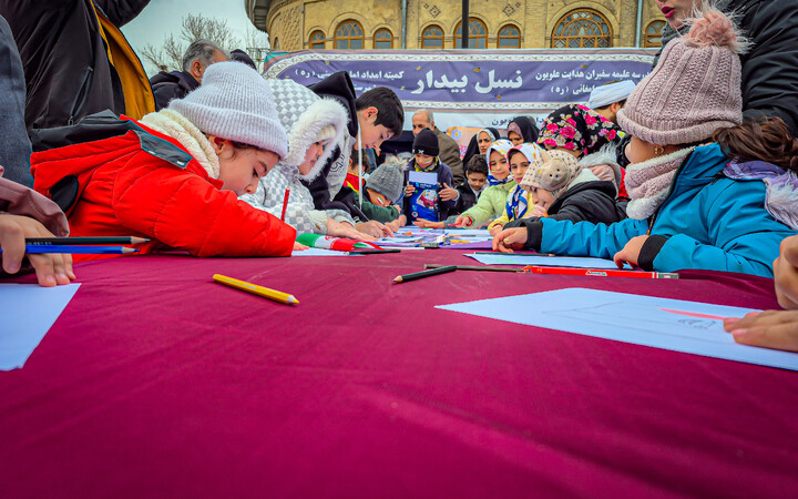 تصاویر/برپایی غرفه نسل بیدار به همت مدرسه علمیه سفیران هدایت علویون هدایت در میدان امام خمینی همدان