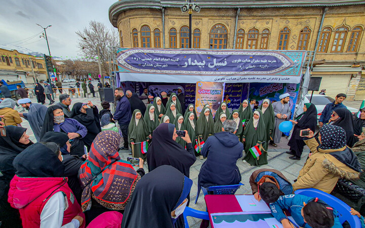 تصاویر/برپایی غرفه نسل بیدار به همت مدرسه علمیه سفیران هدایت علویون هدایت در میدان امام خمینی همدان