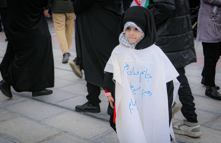 تصاویر/برپایی غرفه نسل بیدار به همت مدرسه علمیه سفیران هدایت علویون هدایت در میدان امام خمینی همدان