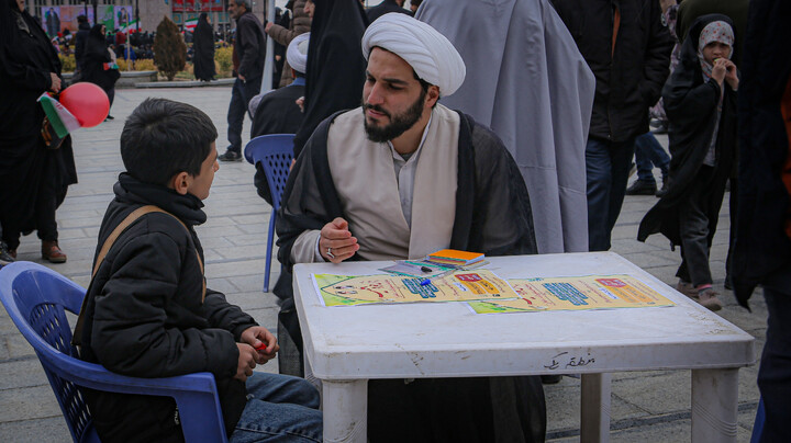 تصاویر/برپایی غرفه نسل بیدار به همت مدرسه علمیه سفیران هدایت علویون هدایت در میدان امام خمینی همدان